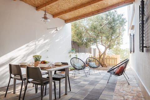 (2) Charming Apartment with Courtyard