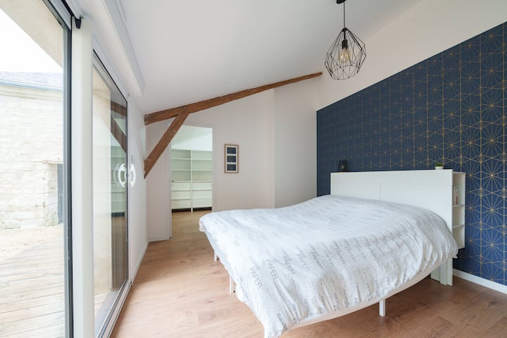 חדר שינה בקומת קרקע 1 עם חדר רחצה צמוד (מקלחת, יוהרה) וחדר הלבשה