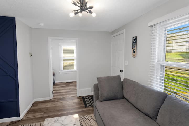 Private 2 Bed, Stadium Walkable - East Lansing, MI