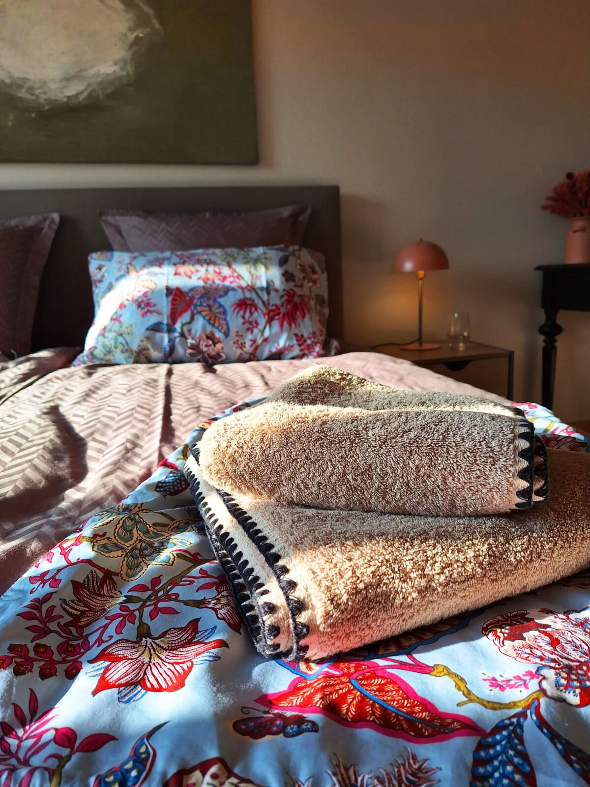 การต้อนรับอย่างอบอุ่นรอคุณอยู่พร้อมผ้าขนหนูนุ่มๆที่จัดเตรียมไว้อย่างพิถีพิถันเพื่อการเข้าพักที่สะดวกสบาย