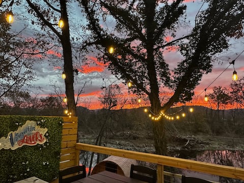 Riverfront Tree House- Ski, Hot Tub, 3 Fire Pits