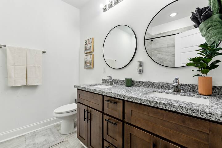 Grand 10-Bedroom Oasis in NOLA gallery image 5