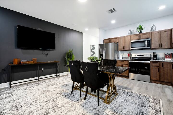 Grand 10-Bedroom Oasis in NOLA gallery image 3