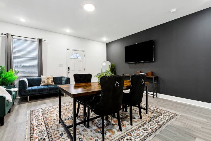 Grand 10-Bedroom Oasis in NOLA gallery image 2