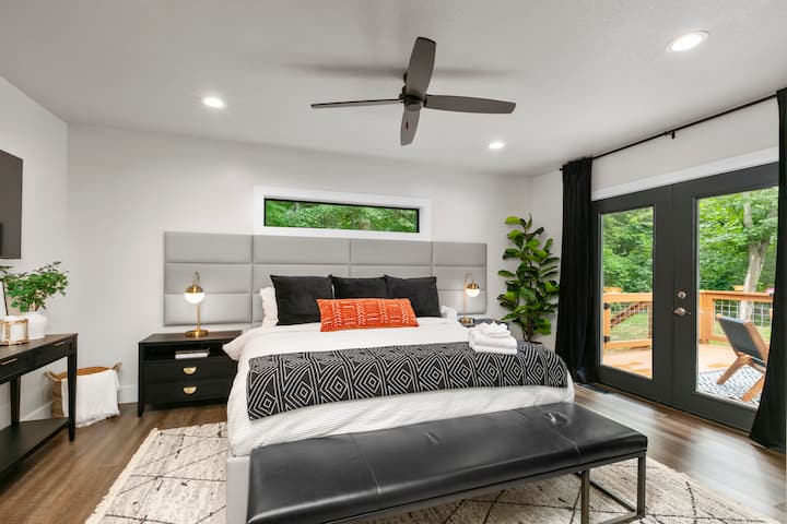 تحتوي غرفة النوم الرئيسية على سرير كينج وتلفزيون 50بوصة وخزانة واسعة وإمكانية الوصول إلى السطح والفناء الخلفي وحمام داخلي كامل.