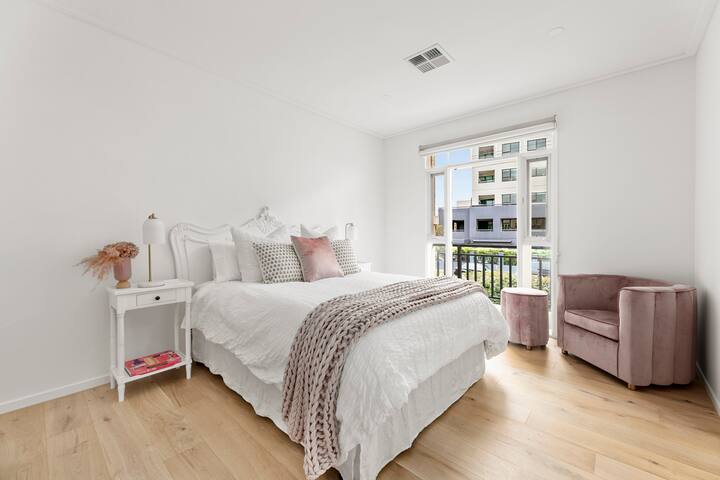 3-Bed Luxury Apt in Port Melbourne gallery image 2