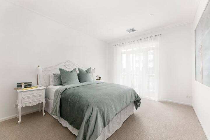 3-Bed Luxury Apt in Port Melbourne gallery image 4