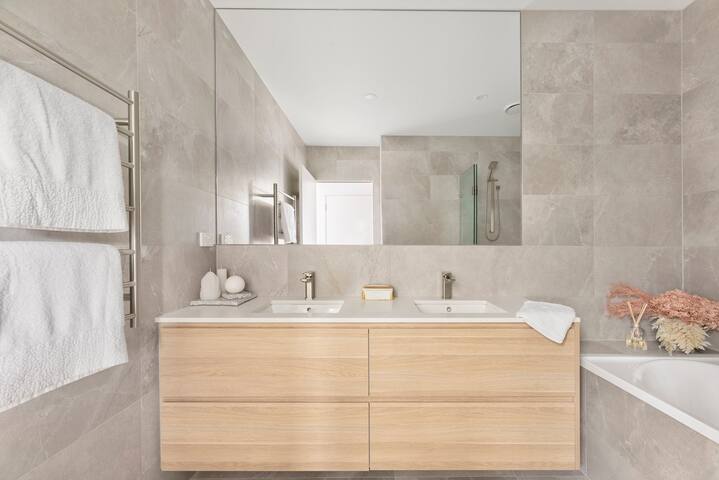 3-Bed Luxury Apt in Port Melbourne gallery image 5