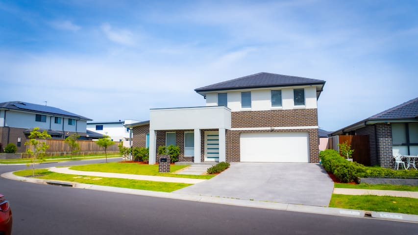 Luxury Home | Sleeps 10 Guests