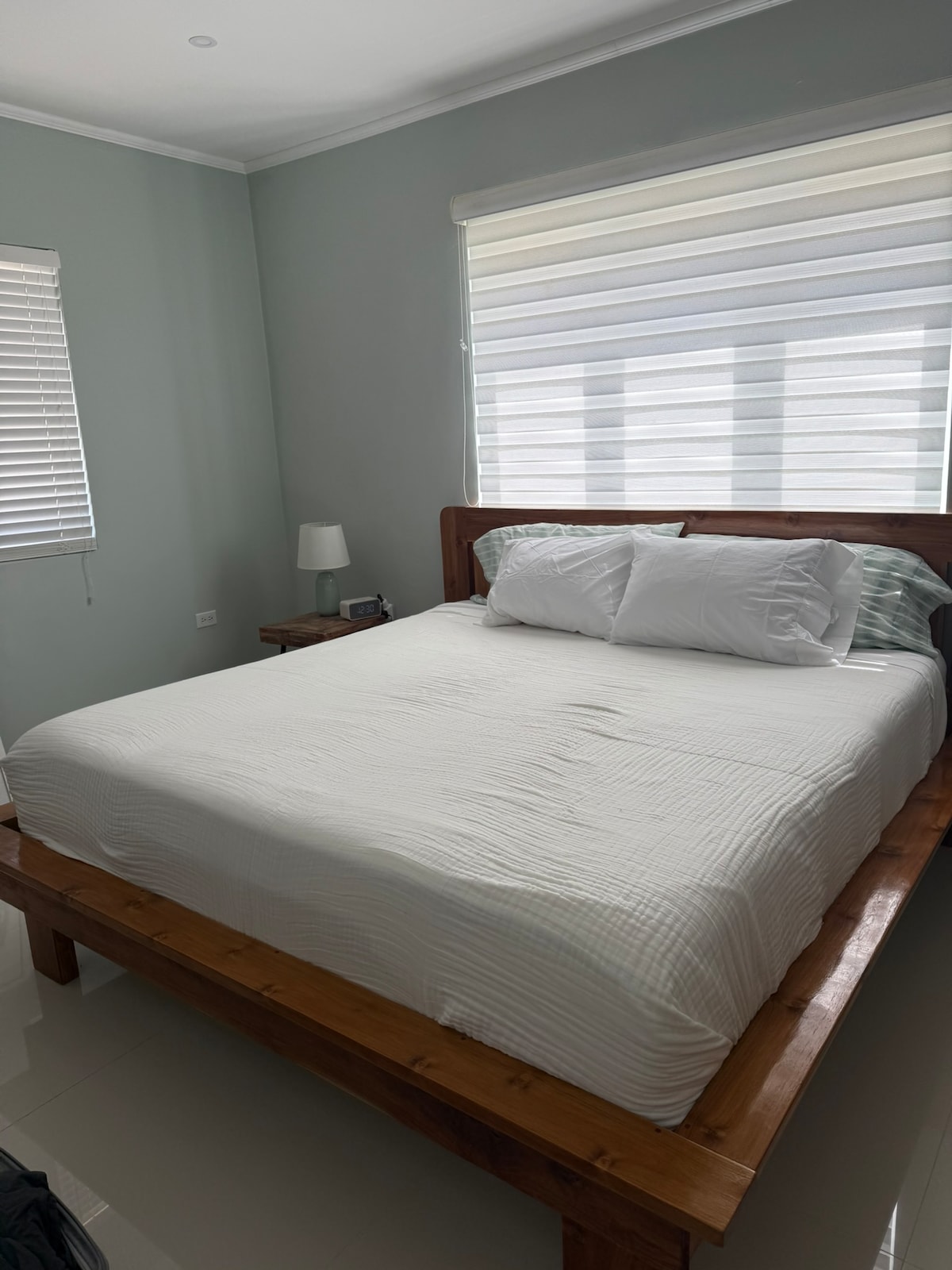 Главният апартамент включва удобно легло с размер king, тоалетка, работно пространство, гардероб и баня. 