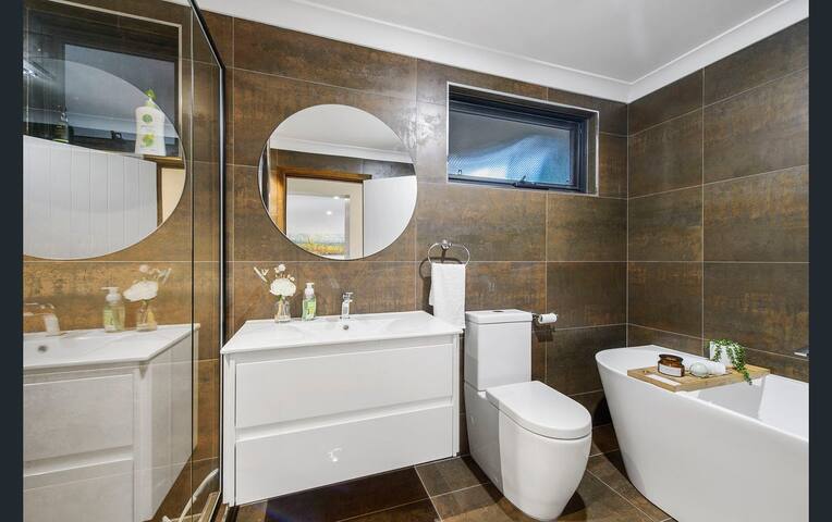 Ocean View Family Treetop Home gallery image 4