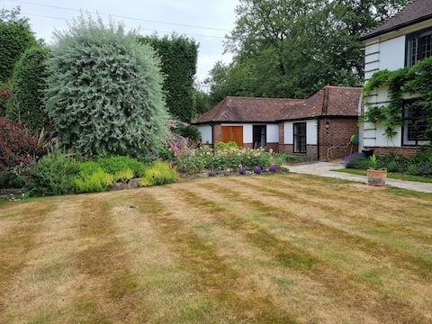 Successful Airbnb property: Luxury Garden annexe in a great location in Chilworth