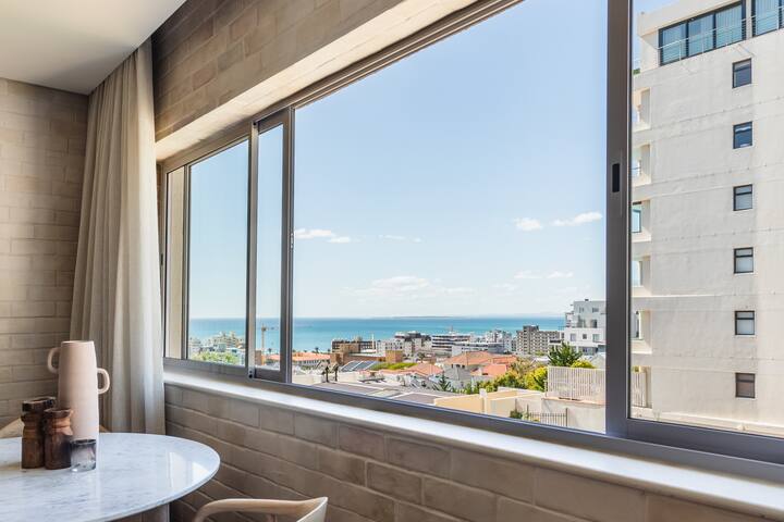 Oceanview Oasis in Sea Point | 2 Bed 2 Bath | AC gallery image 3