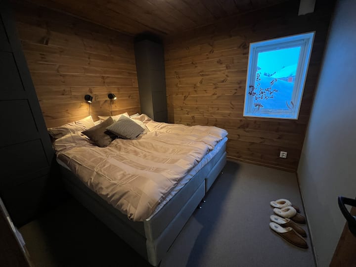 ห้องนอน 1 เตียงใหญ่ 180 ซม. ตู้เสื้อผ้า 2 ตู้