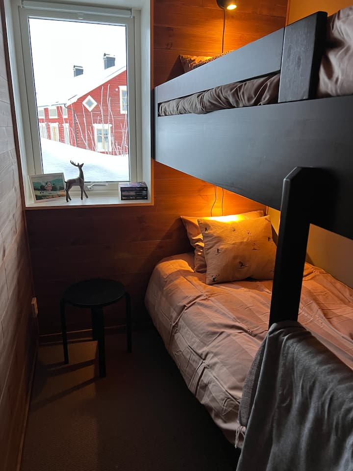 ห้องนอน 2. เตียงสองชั้นตู้เสื้อผ้า 1 ตู้ม่านม้วน