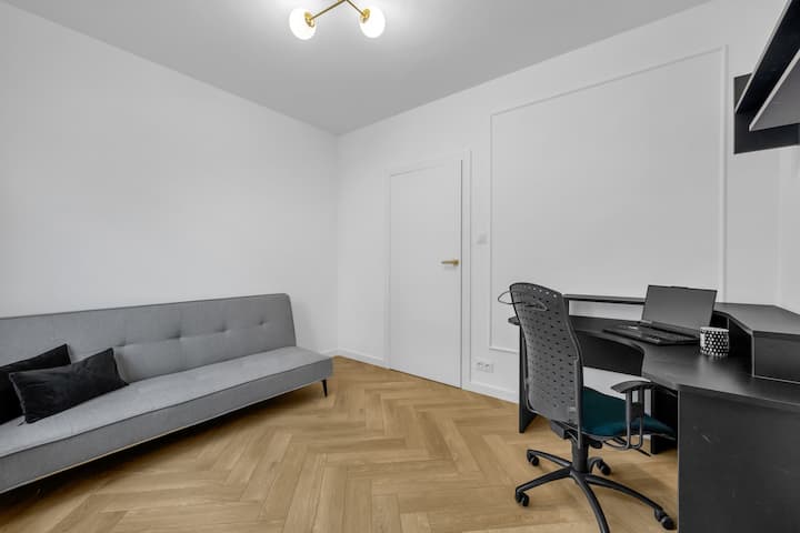 Სამუშაო სივრცე და გასაშლელი დივანი საძინებელში #2 | დაჯავშნეთ ახლავე RENTUJEMY.COM-ის მეშვეობით