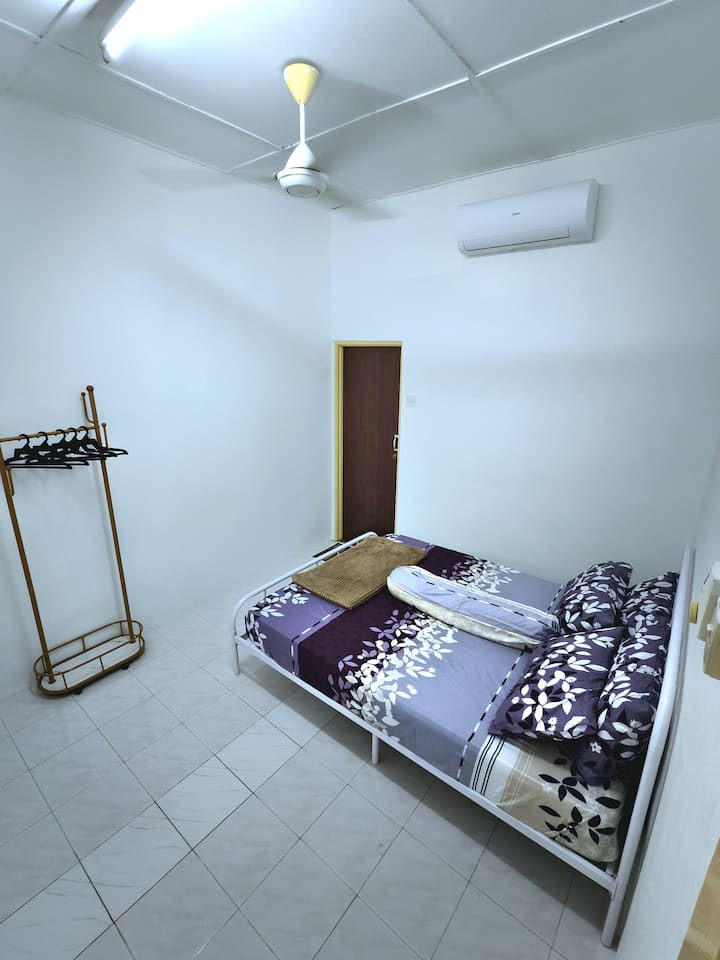 غرفة النوم الرئيسية الثانية مع حمام مشترك