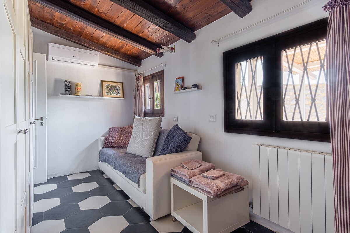 sofa u spavaćoj sobi s bračnim krevetom - u prizemlju