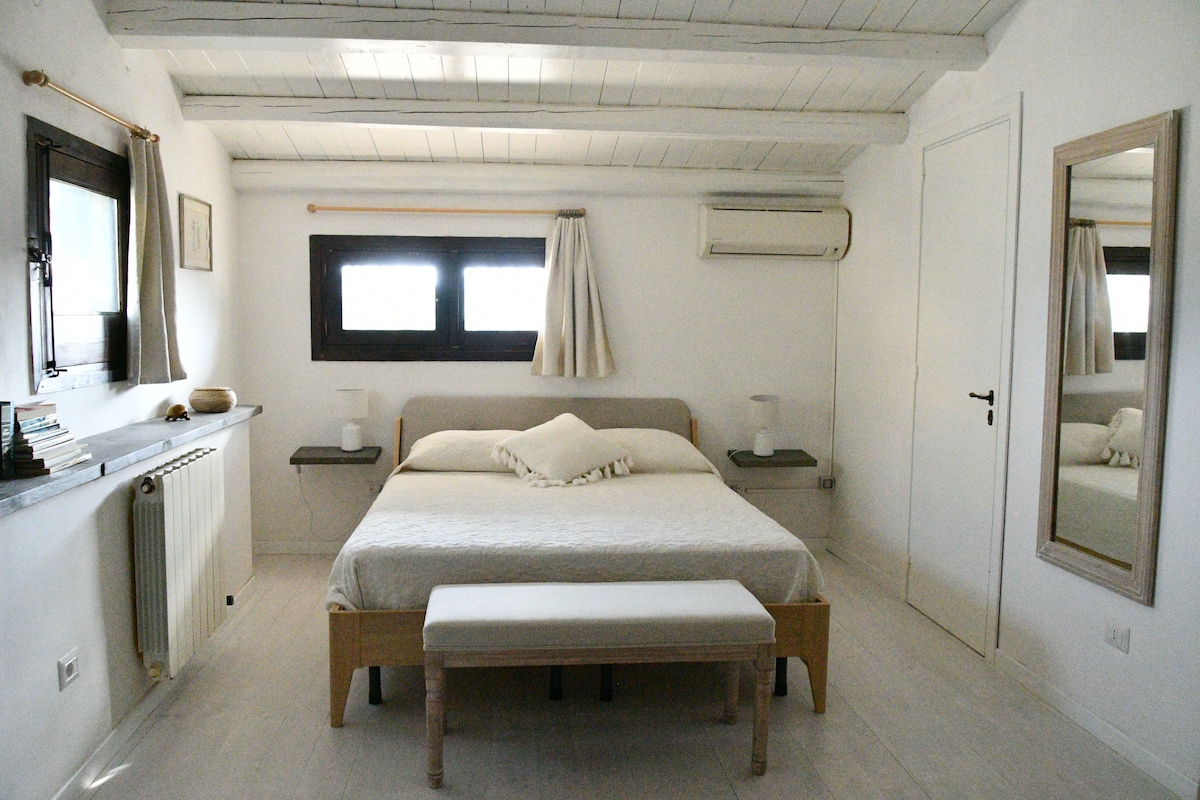 glavna spavaća soba sa spojenom kupaonicom