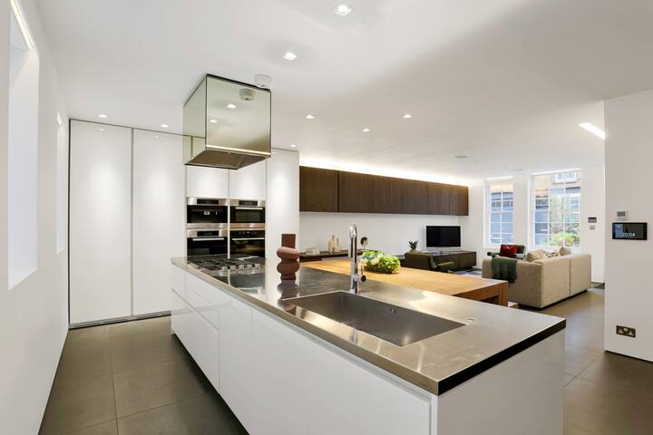 Paddington Luxury 3-Bed Mews, Private Cinema & Gym gallery image 4
