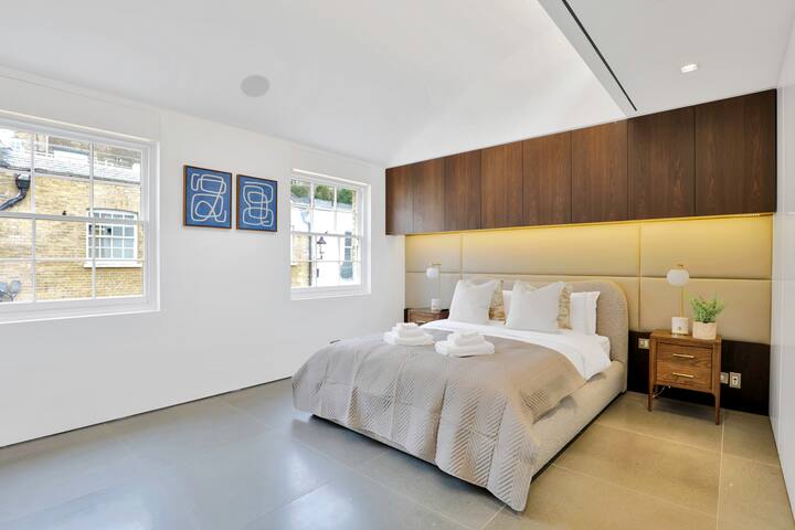 Paddington Luxury 3-Bed Mews, Private Cinema & Gym gallery image 3