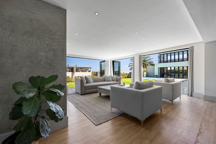Sublime Camps Bay villa, by Steadfast Collection gallery image 3