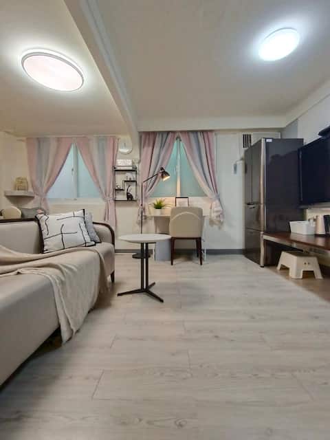 Charming Zhongshan MRT Elevator Suite: Ximending Walking Street | Zhongshan Shopping Park | Double M
