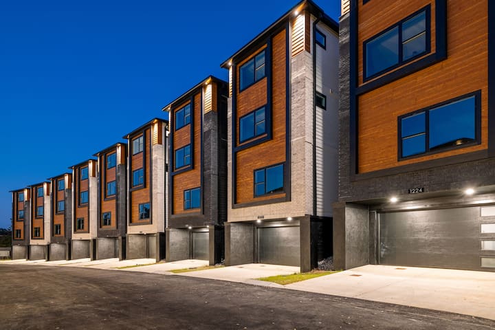 East Nash Luxury Escape w/Rooftop Deck-Sleeps 12!