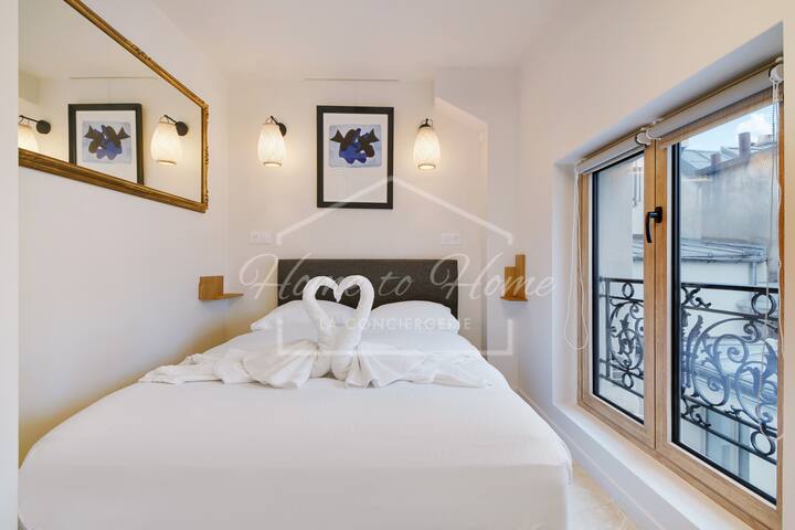 房间干净明亮，非常适合舒适入住。 配有温馨的双人床、墙镜、灯具、放置您物品的架子和日光窗户，营造出温馨的氛围。