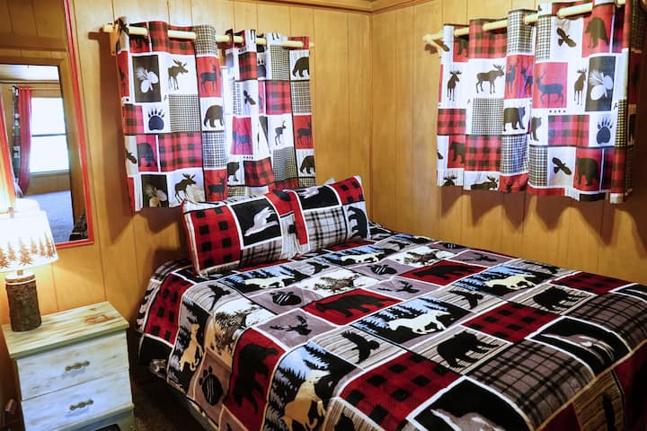 Un lit Queen Size, une couette confortable et des fenêtres qui s'ouvrent facilement pour laisser entrer de nouvelles brises de montagne... vous ne voudrez peut-être plus jamais partir.