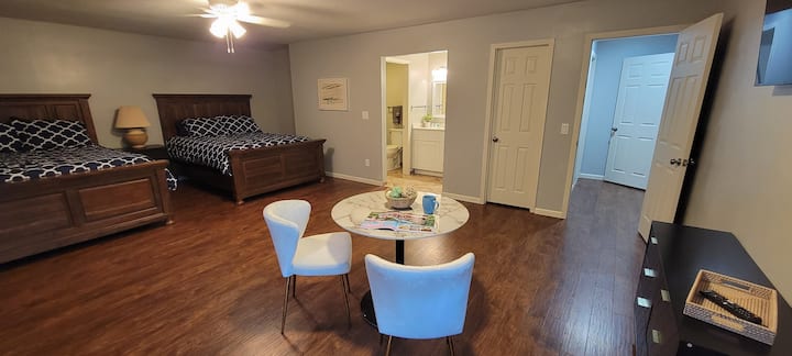 Მე-3 საძინებელში არის 2 ორადგილიანი საწოლი, სმარტ-ტელევიზორი, აპარტამენტი და ცალკე პატიო. 