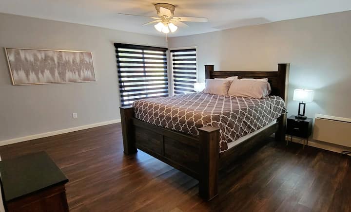 Საძინებელი 2 არის მთავარ სართულზე, აქვს დიდი საწოლი ფლიგელით, ცალკე ტერასით და სმარტ-ტელევიზორით.  