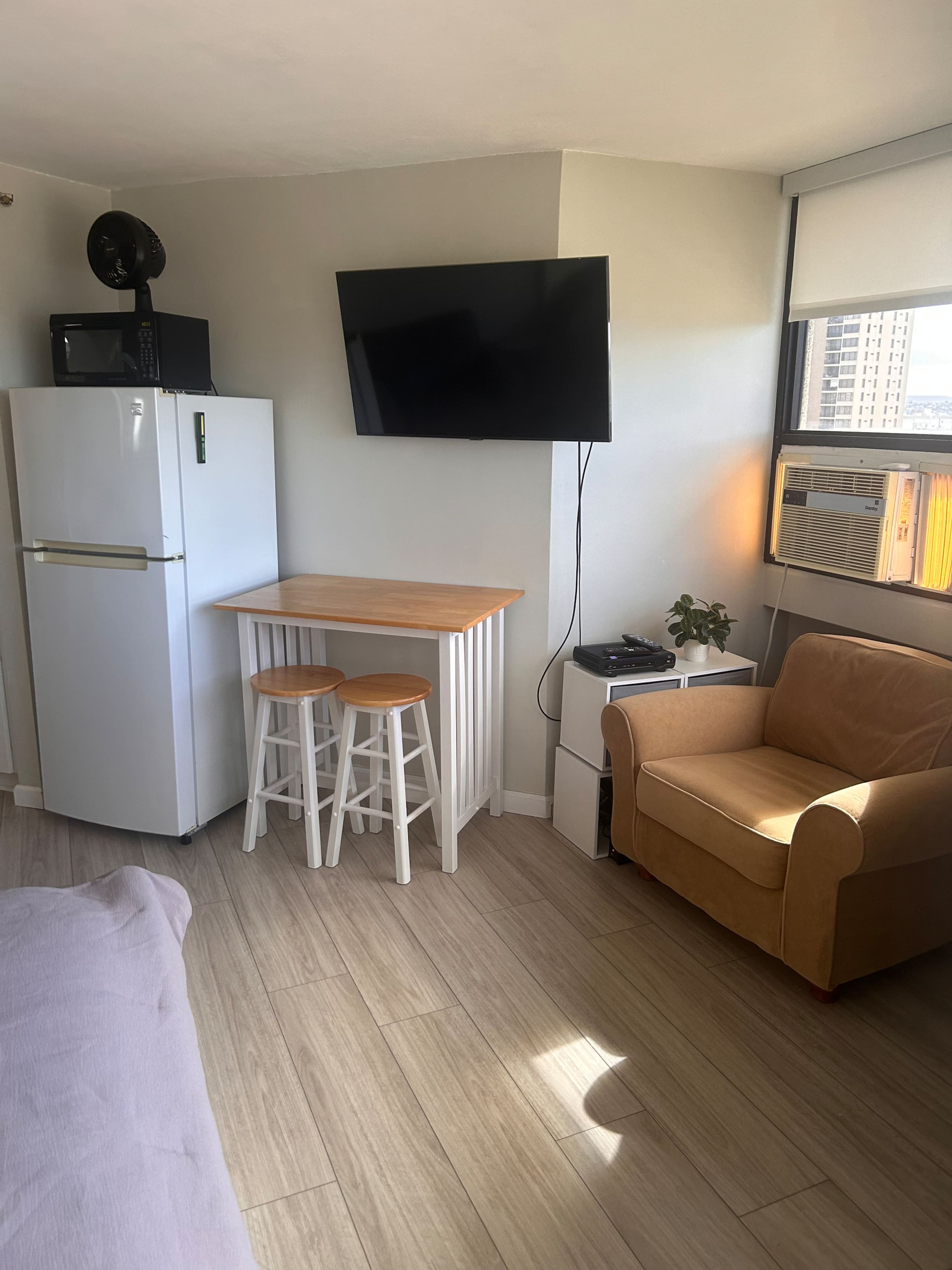 Oceanview Marina Studio Remodeled w/prkg - Image 11