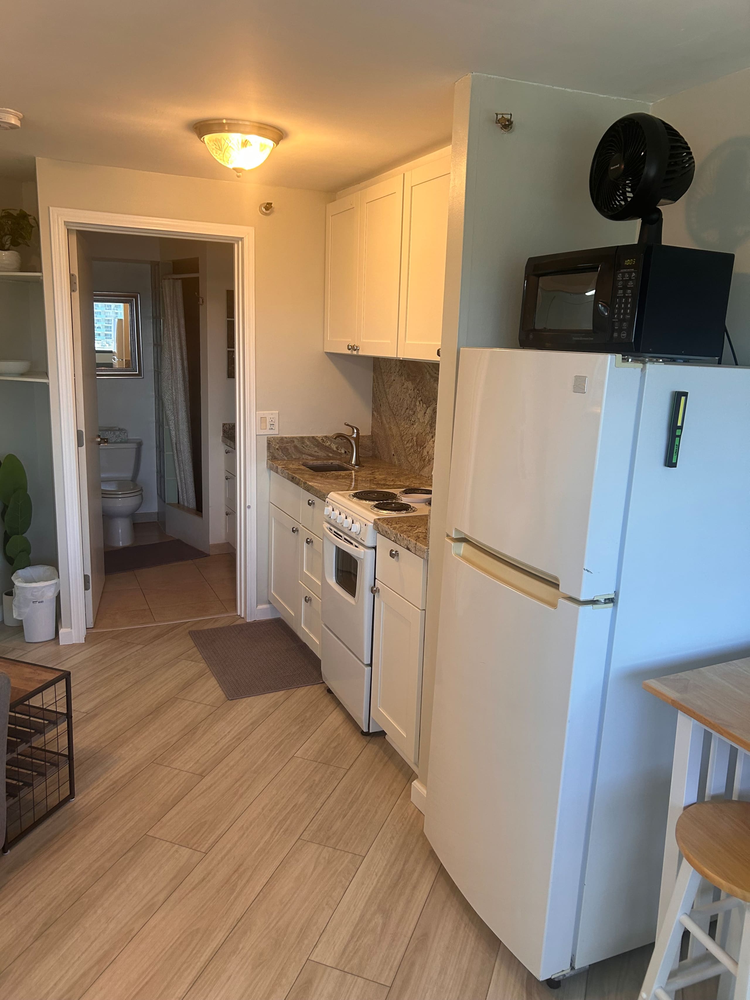 Oceanview Marina Studio Remodeled w/prkg - Image 3