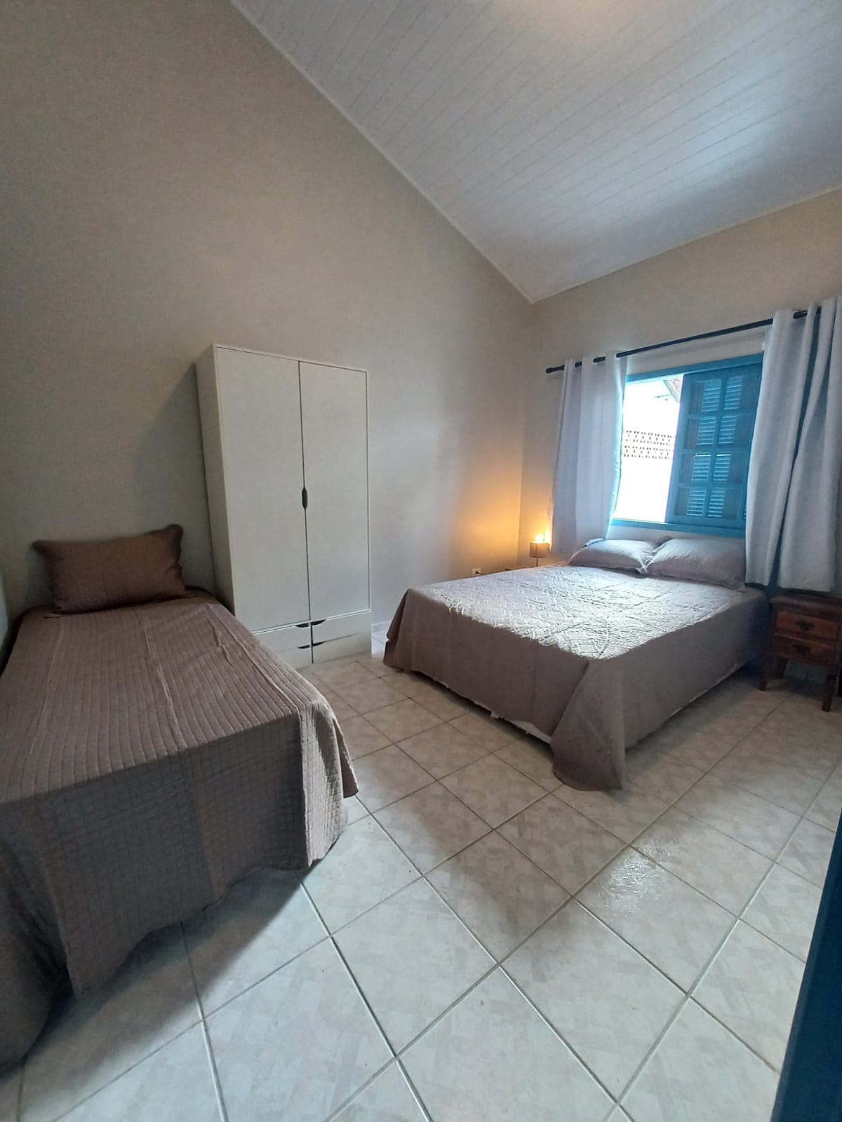 dhomë gjumi dopio me krevat tek, shtëpia 1