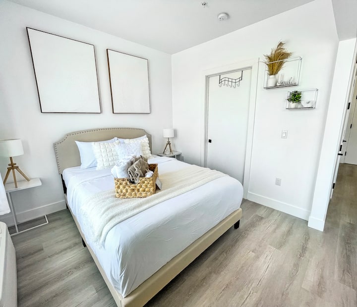 Suvremena spavaća soba:
- bračni krevet s udobnim madracem od memorijske pjene 
