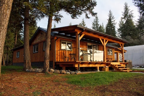 Amazing Private Lake Hideaway
with hot tub & canoe