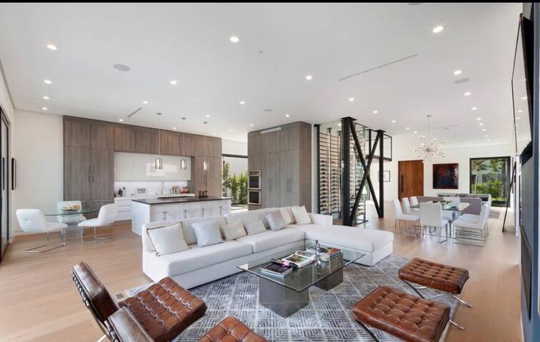 Stanleyville Modern Luxury Villa w/ Stylish Charm gallery image 5