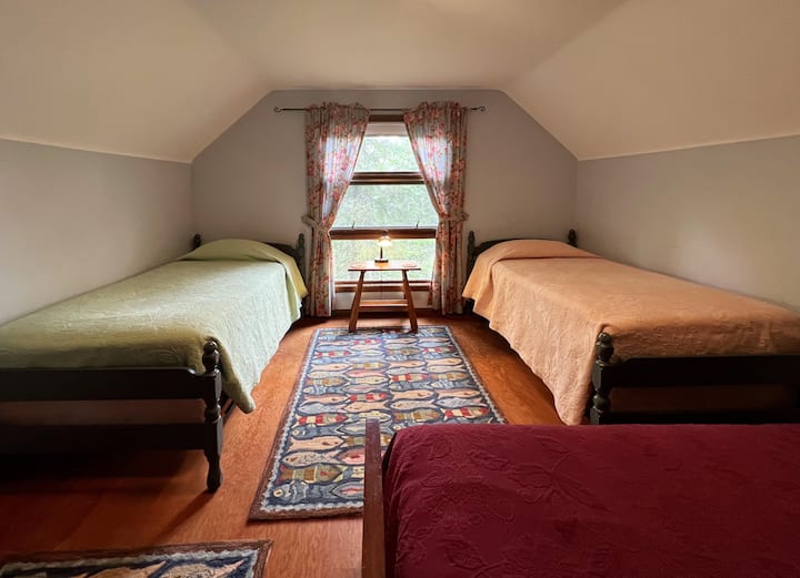Quarto no andar de cima com 3 camas de solteiro