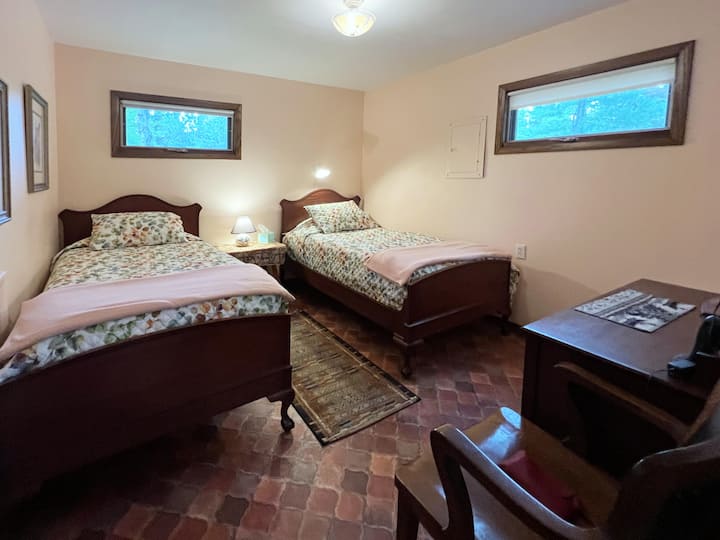 Quarto no piso principal com duas camas de solteiro
