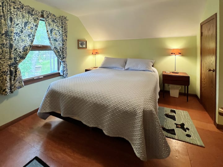 Quarto no andar de cima com cama queen size