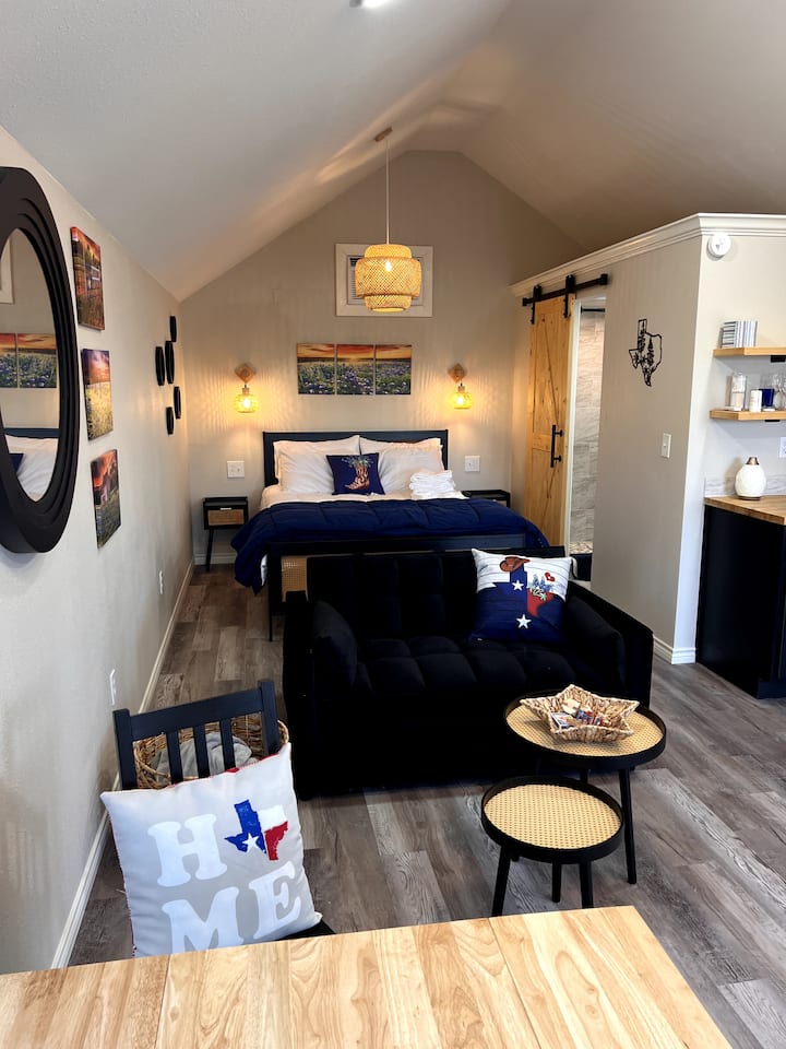 Љубовното седиште има карактеристика за кревет на извлекување која го прави креветот за спиење во цела должина. Доволно е голем за едно возрасно лице или две помали деца.