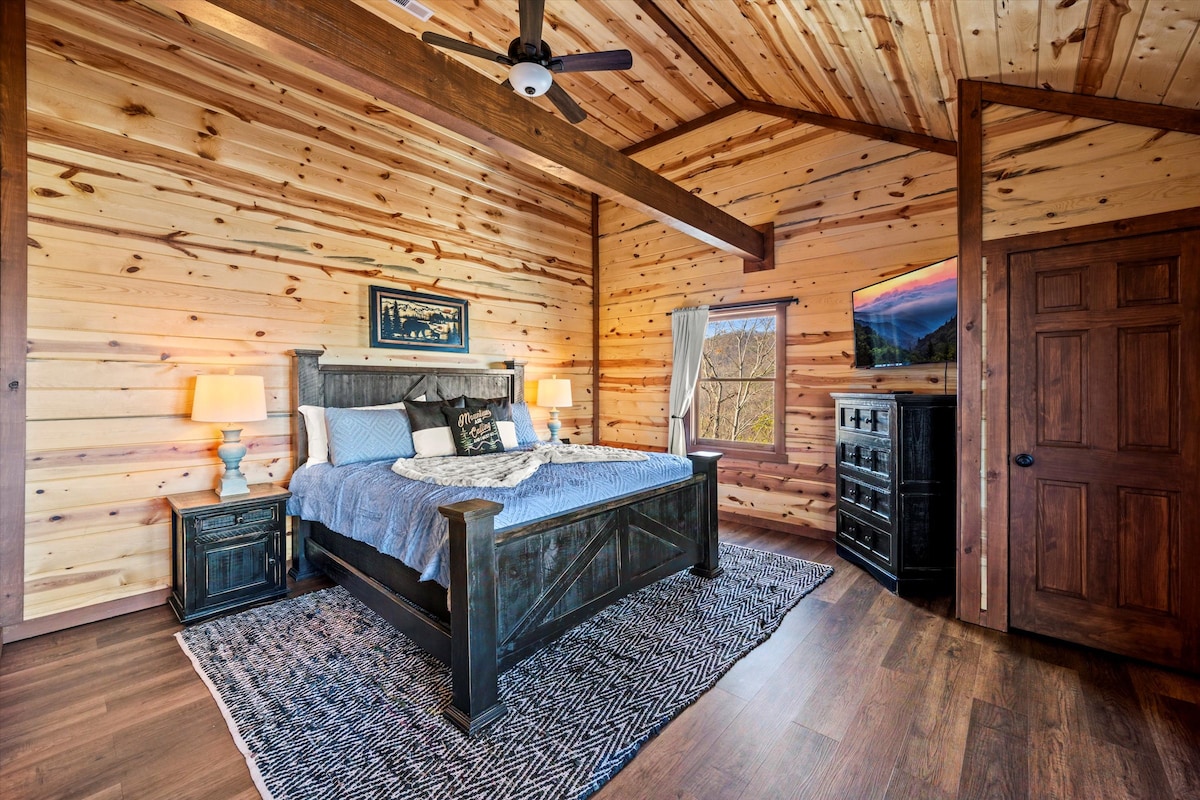 2 ใน 6 ห้องนอนห้องน้ำในตัวขนาดคิง: กว้างขวาง โต๊ะข้างเตียง เพดานสูง พัดลม ทีวี