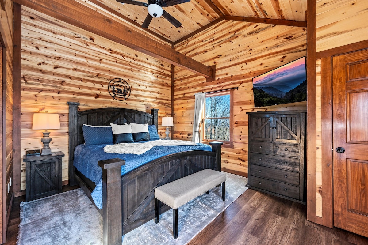 4 ห้องนอนจาก 6 ห้องนอนที่มีห้องน้ำในตัวและเตียงขนาดคิงไซส์: ตู้เสื้อผ้า ทีวี โต๊ะข้างเตียง พัดลม และมีพื้นที่กว้างขวาง!