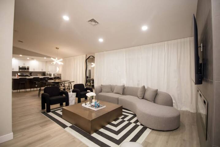 Modern retreat! Backyard pool oasis! gallery image 2