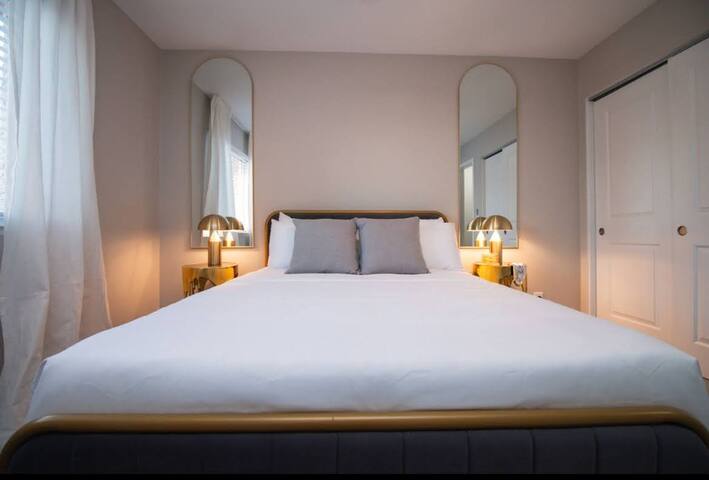 Modern retreat! Backyard pool oasis! gallery image 5