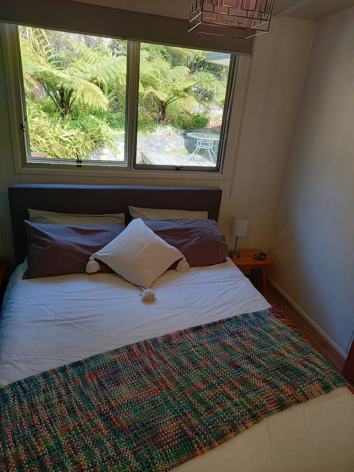 Spavaća soba s pogledom na stražnje dvorište. 
 Nalazi se  nasuprot WC školjke .