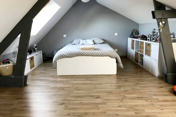 2. dvojlôžková spálňa na poschodí (dostatok priestoru pre 2 detské postieľky, z ktorých 1 je k dispozícii na požiadanie) alebo nafukovací matrac