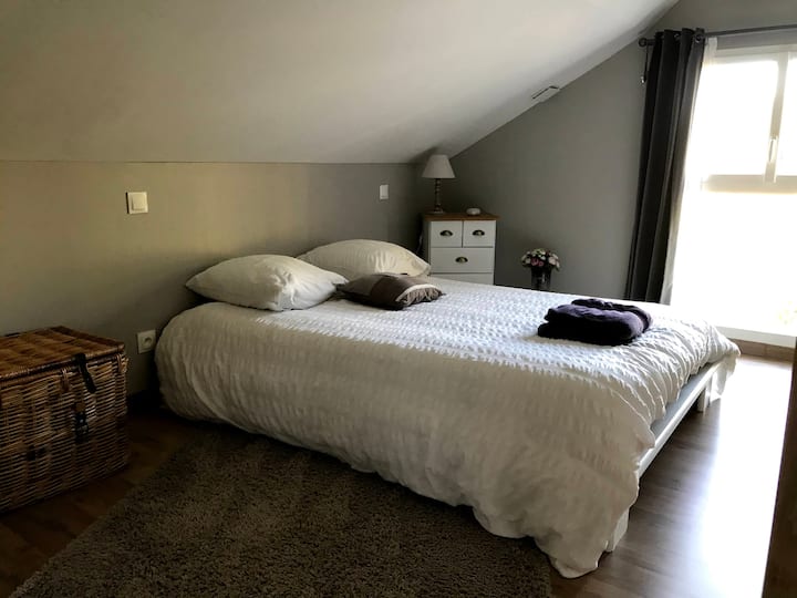 Prvá spálňa s manželskou posteľou na poschodí, dostatok priestoru na 1 detskú postieľku