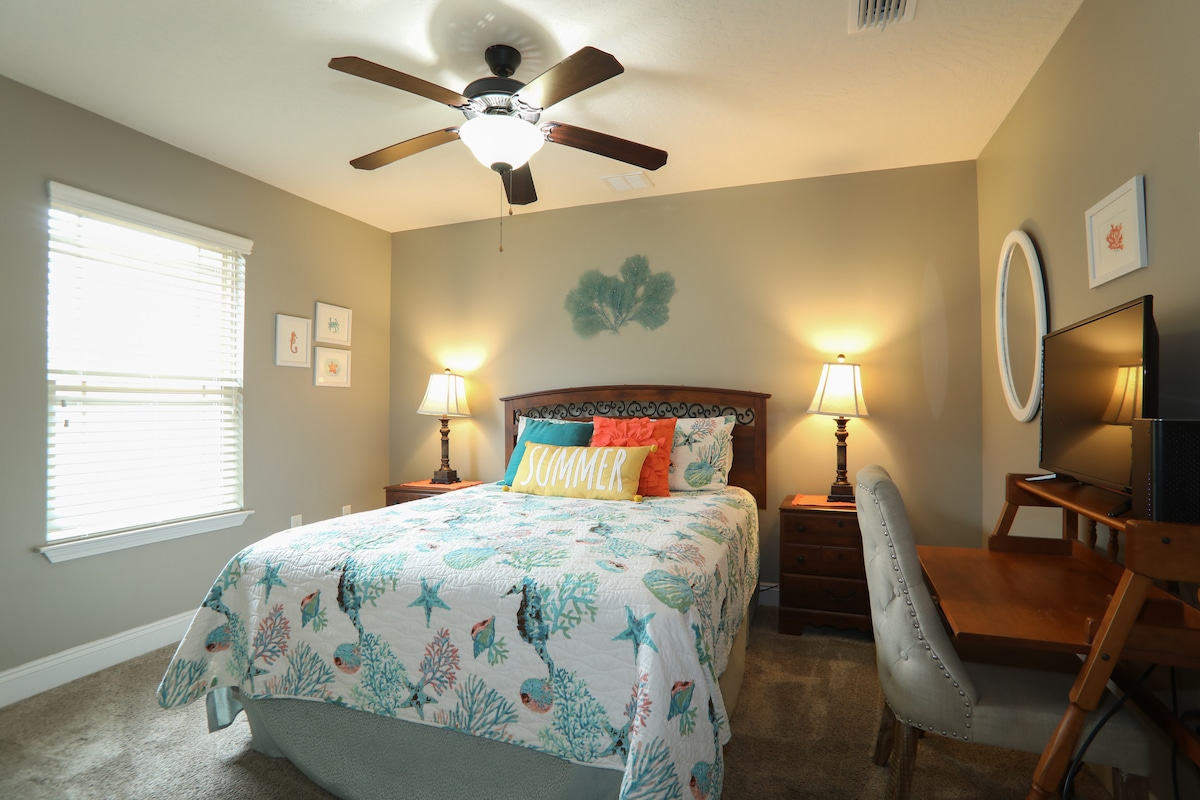 Საწოლი 152 × 203 სმ, ტელევიზორი და სამუშაო მაგიდა სტუმრების საძინებელში